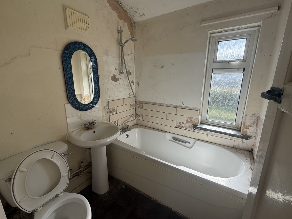 Lot: 136 - BLOCK OF FLATS FOR IMPROVEMENT ON 0.51 ACRE PLOT AND POTENTIAL FOR DEVELOPMENT - Bathroom - Flat 18